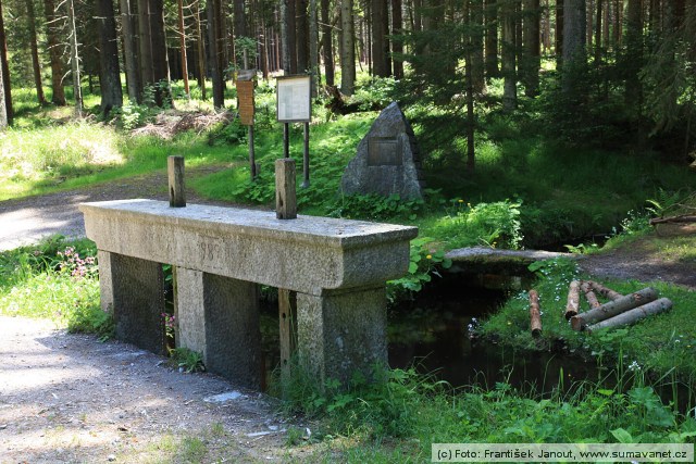 Schwarzenberský kanál - stavidla na Schrollenbachu a Rosenauerův památník
