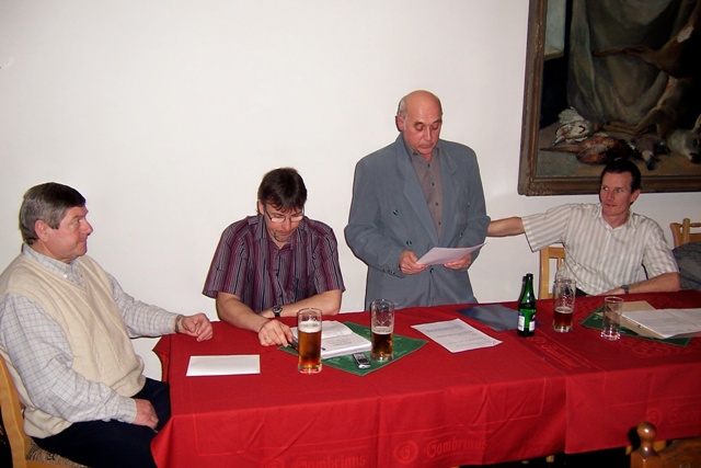 Pohled na pracovní předsednictvo VH : zleva Josef Janda(hospodář), Petr Presl(místopředseda), Josef Soušek(předseda SK) a ing. milan Presl (sekretář klubu)
