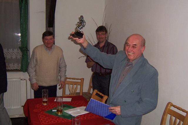 Radost z ocenění  měli i členové VV (v pozadí zleva Josef Janda a Petr Presl)
