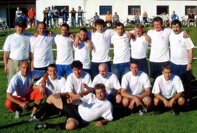 TJ Kašperské Hory - vítěz IV.třídy sk.B - muži, ročník 2004-2005
Vítěz III.třídy mužů – skupina B , ročník 2004-2005 
Horní řada zleva: Tittl Tomáš- kustod mužstva, Zifčák Josef,  Klosterman  Karel,Velner  Míra, Jelínek Petr,  Klosterman  Zdeněk, Hofstoter Vít, Zifčák Jiří, Kysilka Jiří;  trenér a vedoucí mužstva. 
Dolní řada : Jírovec  Míra, Pleva Čestmír, Tomek Petr, Mika Roman, Gregr Filip, Kolář Michal, Chlada Vít(ležící)

