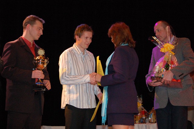 Nejúspěšnějším týmem mužů v roce 2007 byl divizní celek TJ Klatovy , který dosáhl ziskem druhého místa historického úspěchu  fotbalu v městě karafiátů. Cenu převzal z rukou  Olgy Kalčíkové  kapitán  Klatov Václav Zedník
