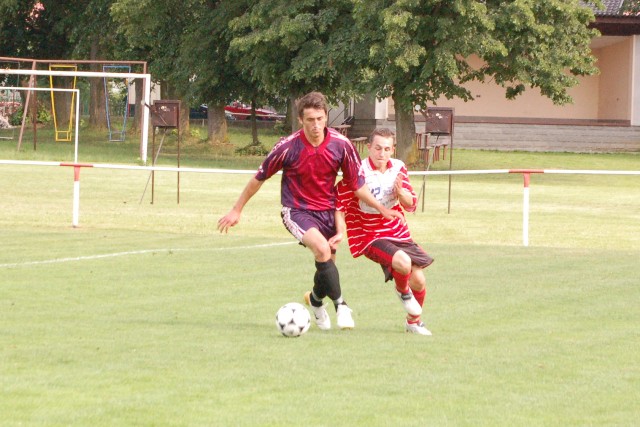 Z utkání III.třídy mužů Mochtín B-Kolinec(3:2)  15.6.
Mochtínský Adam Kubeš (vpravo), kolinecký Jan Kul
