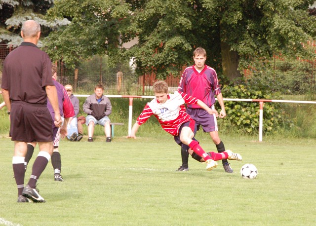 Z utkání III.třídy mužů Mochtín B-Kolinec(3:2)  15.6.
Vpředu mochtínský Tomáš Babka, vzadu kolinecký Roman Dolejší. Zády otočen rozhodčí utkání Vladimír Pastyřík z Přeštic
