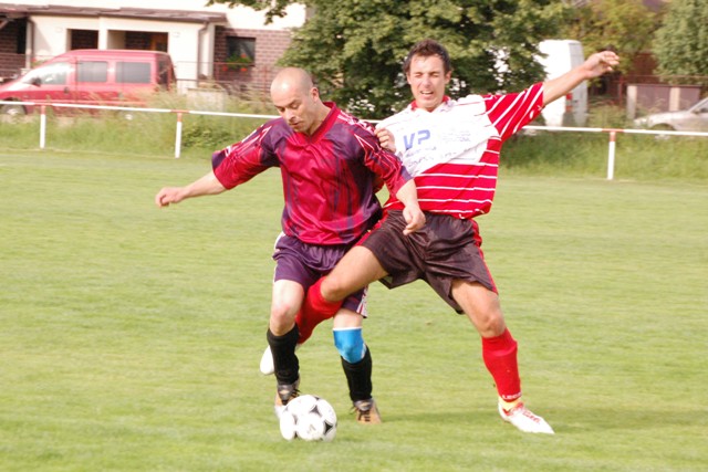 Z utkání III.třídy mužů Mochtín B-Kolinec(3:2)  15.6.
Vlevo kolinecký Jan Flosman, vpravo mochtínský Miroslav Břečka
