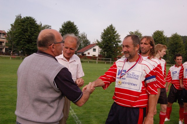 Předávání medaílí za 1.místo ve III.třídě mužů   Sokolu Mochtín B roč.2007/08
