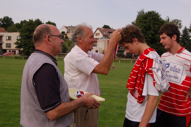 Předávání medaílí za 1.místo ve III.třídě mužů   Sokolu Mochtín B roč.2007/08
Medaile předl vítěznému kolektivu člen STK OFS Klatovy Josef Lehečka
