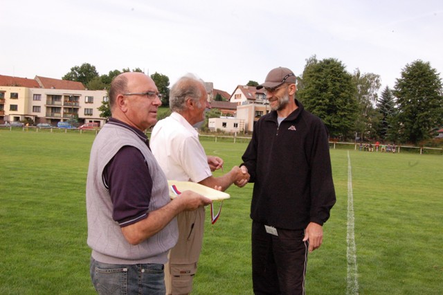 Předávání medaílí za 1.místo ve III.třídě mužů   Sokolu Mochtín B roč.2007/08
