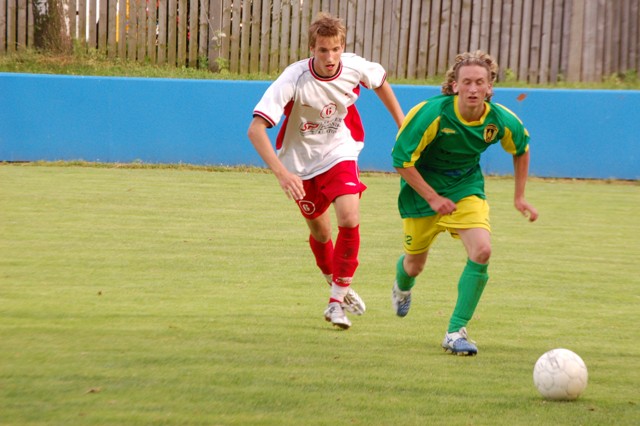 Z utkání KP  Klatovy B - Stříbro   1:3 (15.6.)
Klatovský Martin Janda a stříbrský Dominik Bednář
