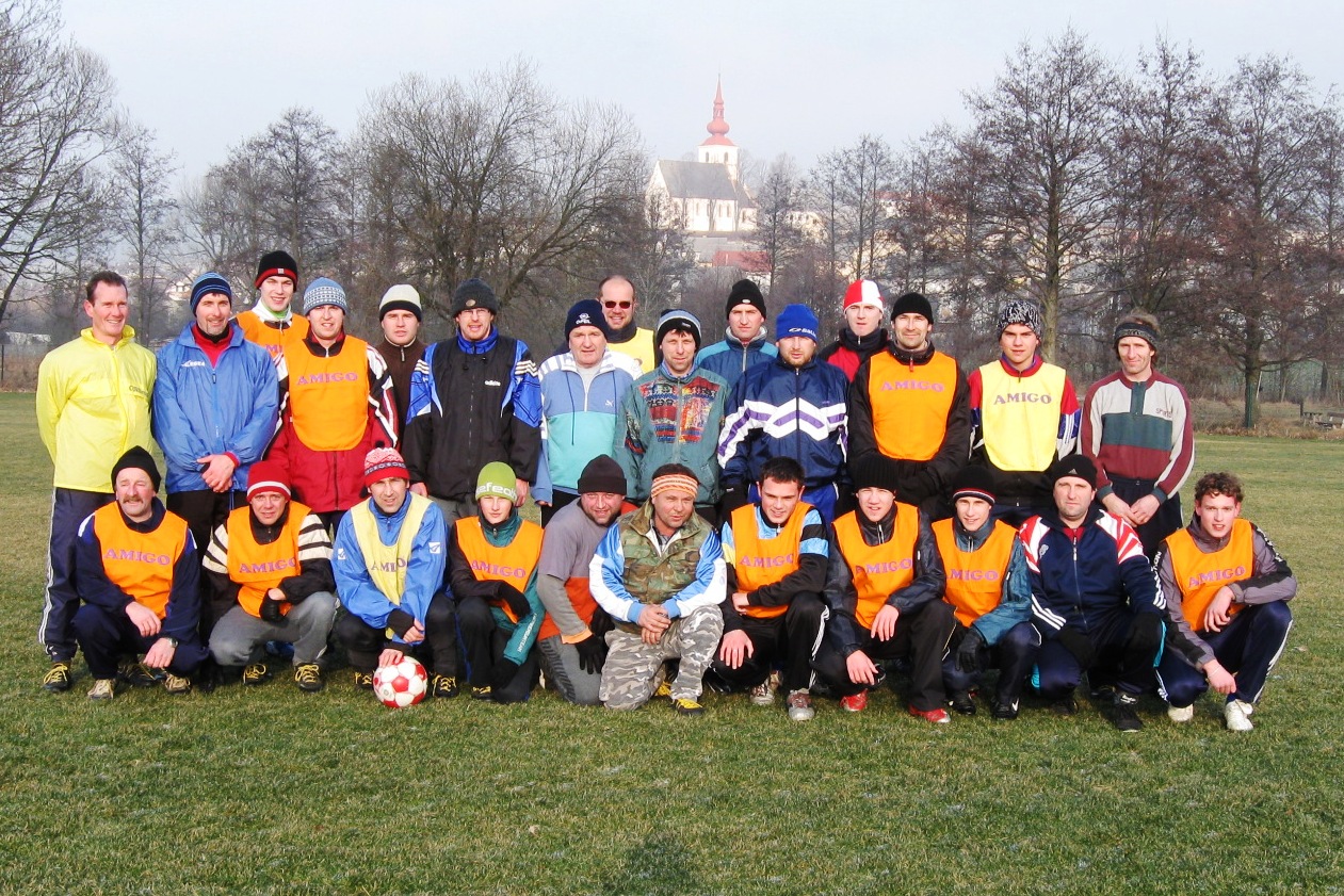 Tradiční novoroční fotbálek ve Strážově
Téměř 30 součastných i bývalých hráčů SK kovodružstvo Strážov si s úderem 13:00 hodin rozdalo na nové tréninkové travnaté hrací ploše v tradičním novoročním soubojem ŽENATÍ versus SVOBODNÍ. K této akci se vracíme několika amatérskými záběry.
