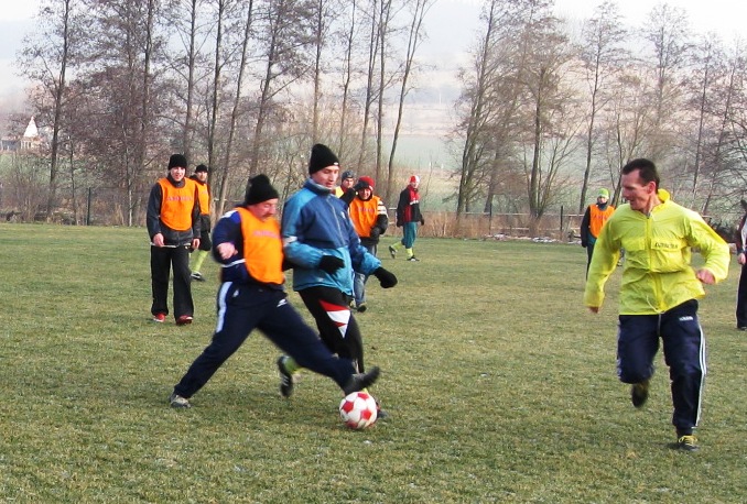 Novoroční fotbálek ve Strážově
Zdeněk Denk úspěšně zastavuje v útočné činnosti Broňka Mayera
