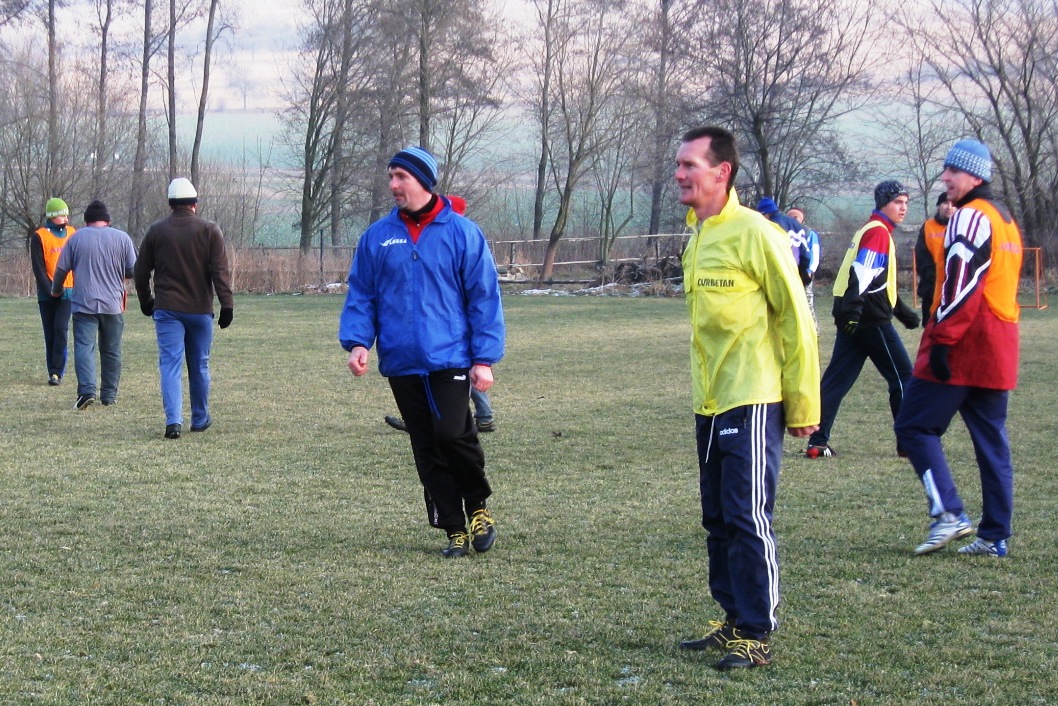 Novoroční fotbálek ve Strážově
Bratři Preslové v popředí vlevo Petr - hrající kouč (v modrém)  a vpravo Milan- sekretář (ve žlutém) nechybí při řádné akci klubu a patří mezi tahouny klubu  a nechyběli také při novoročním fotbálku.
