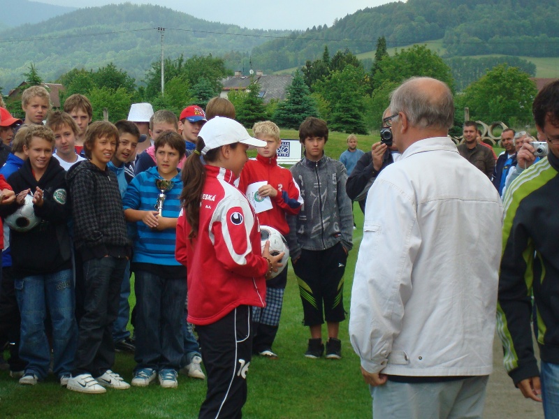 Předání ceny jedinné dívce na turnaji ( z Ústí nad Labem )
