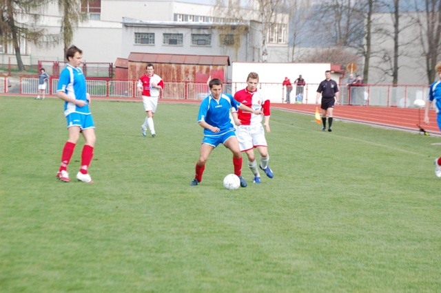 Divize dorostu: Klatovy - Vejprnice strší   2 : 0
divize starší dorost Klatovy – Vejprnice (klatovský Petr Žitník uprostřed v modrém)
