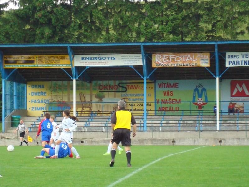 Z utkání Ústí nad Labem - Klatovy (v akci jedinná dívka na turnaji )
