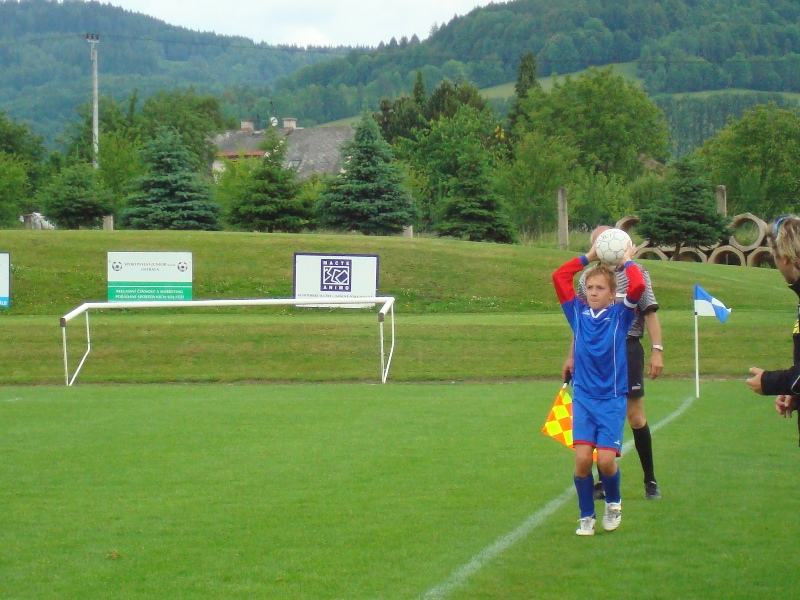 Z utkání Ústí nad Labem - Klatovy (vhazuje kapitán T.Greger z FK Horažďovice )
