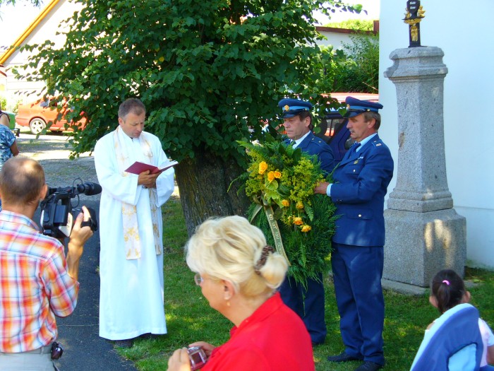 Položení věnce k pomníku padlým
