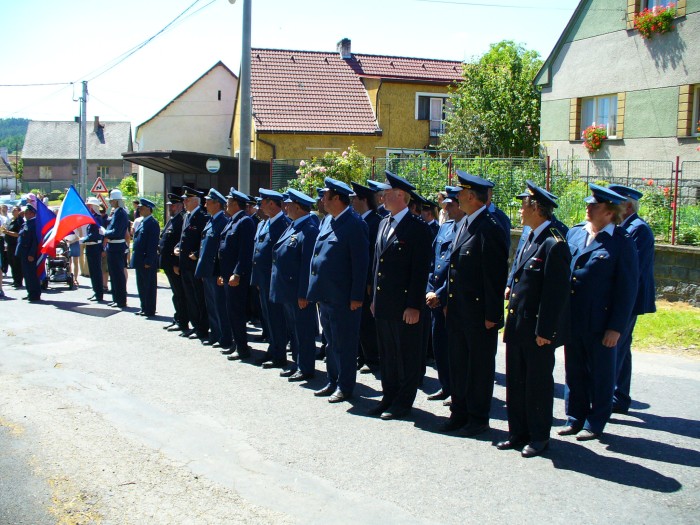 Hasiči před kapličkou v Čejkovech
