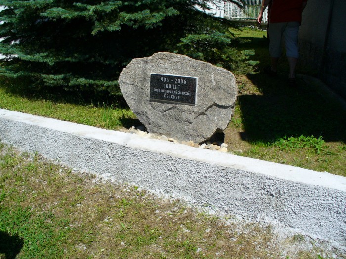 Pamětní kámen na návsi v Čejkovech
