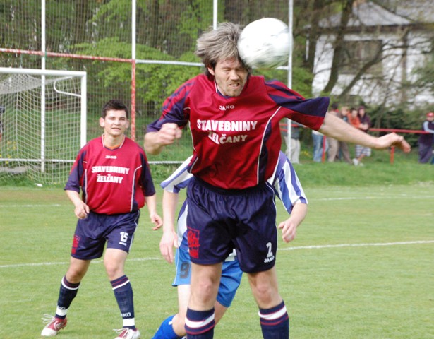 Z utkání KP  Chanovice - Zbůch , hlůavičkuje  chanovický Šedivý
