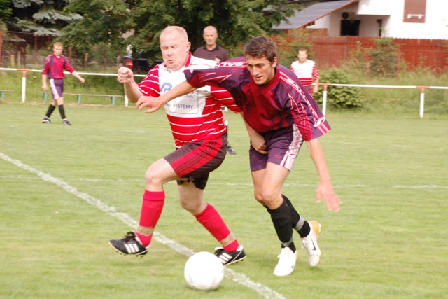 Z utkání III.třídy mužů Mochtín B-Kolinec(3:2)  15.6.
Vlevo mochtínský Karel Tománek, vpravo kolinecký Jan Kul
