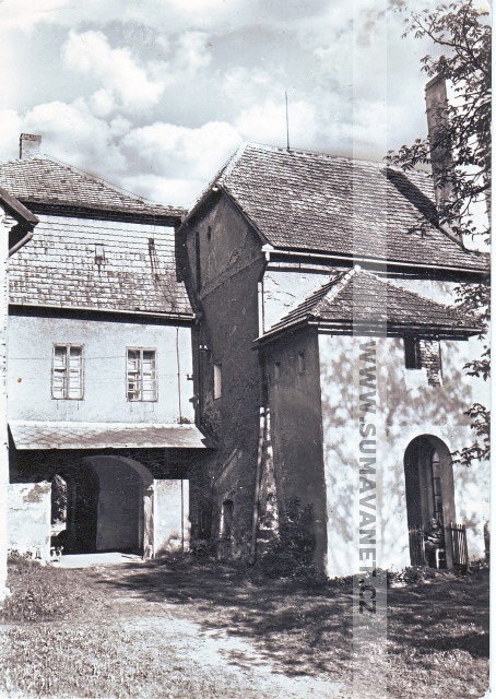 Nádvoří Starého zámku v Chudenicích, 1971foto E. Karlová
