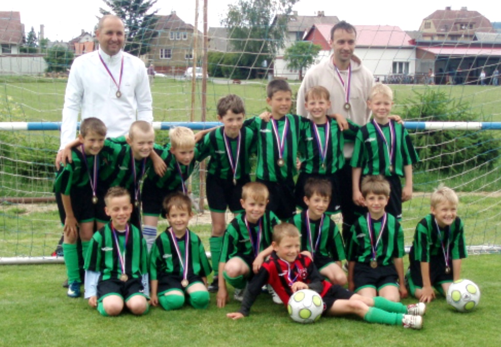 Přeborník OFS Klatovy - ročník 2008/09-  mladší přípravka SKP Okula Nýrsko
Mladší přípravka Okuly Nýrsko - přeborník OFS Klatovy ročník 2008/2009  
Přední řada zleva: Jirotka Jakub, Ludvík Petr, Brož Michael, Vacek Adam, Hoidn František, Brettschneider Adam, Sloup Ondřej.
Zadní řada zleva: Bastl Martin, Mašek Zbyněk, Sýkora Radek, Šmíd Martin, Böhm Sebastien, Pavlík Jakub, Rašek Jaroslav
Trenéři vzadu zleva, Pavlík Ivan, Vacek Pavel
Na snímku chybí: vedoucí mužstva - p. Novák Jiří, hráči - Loos Jakub, Netrval Marek, Pukač Kristián, Šibík Patrik, Švára Šimon, Švec Štěpán
 

