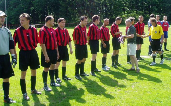 Předávání medailí - Sokol Veřechov
Před posledním utkáním  Chanovice B - Vřechov  ročníku 2004-05 III.třídy mužů proběhlo předávání zlatých medailí vítězi soutěže a postupujícímu do okresního přeboru Sokolu Veřechov. Ocenění vítězům předal člen STK Vladimír Langmajer st.
