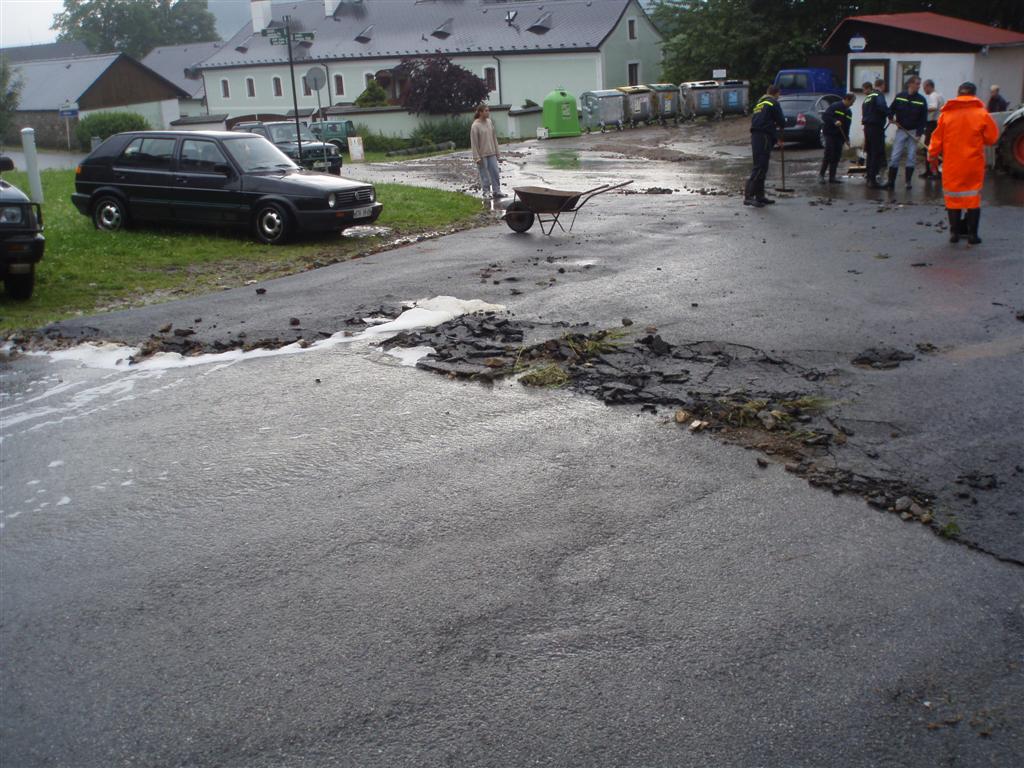 Povodeň 4.7.2009 Zátoň
Zásah lenorských hasičů při povodni v Zátoni

