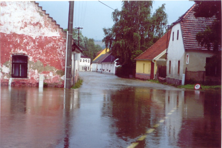 Hrádek
silnice u OÚ
