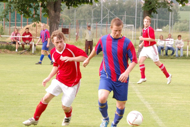 Z utkání 1.A třídy  Luby - Křimice(1:3)   14.6.
 Křimického Martina Klementa obtěžuje lubský Radek Švec (vlevo).

