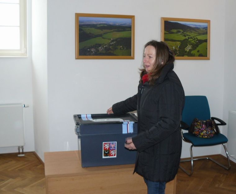 Zdeňka Zdichyncová právě vhodila do urny obálku s lístkem svého kandidáta na prezidenta republiky
