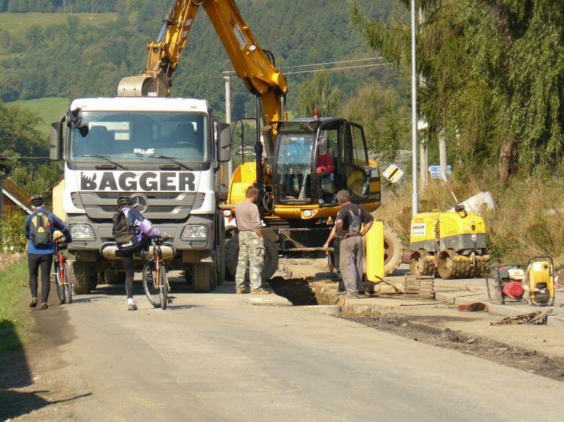 Občas jsme se dělníkům pletli pod nohy i kola aut. Byli na nás trpěliví
