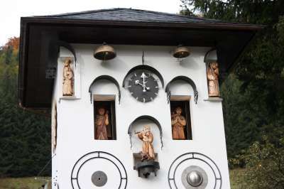 Orloj, vytvořený z bývalé trafostanice
