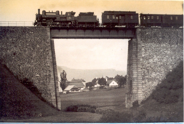 Vlak na mostu v Dešenicích kolem roku 1930
