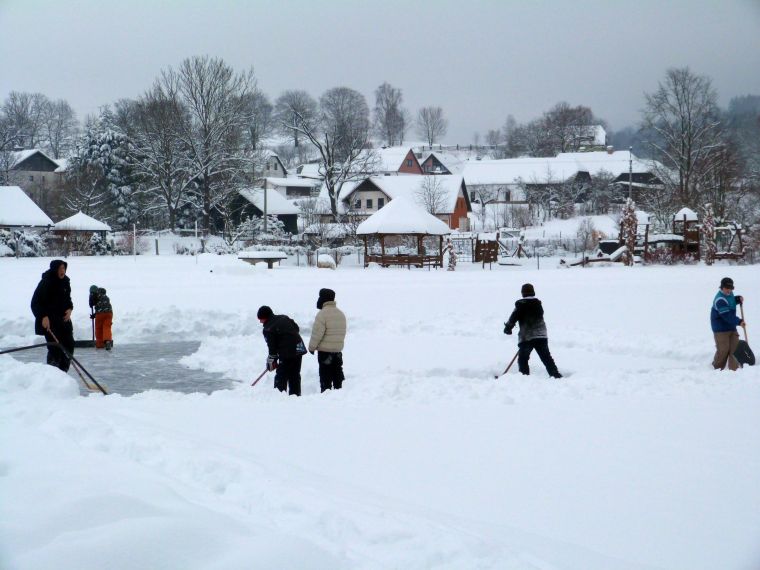 Na ledu koupaliště si děti musely napřed odklidit sníh
