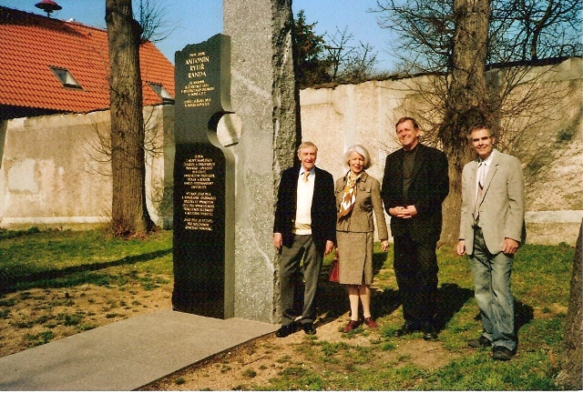 Prof. Kruliš - Randa  se svým synovcem JUDr. Šulou před pomníkem v Bystřici nad Úhlavou
