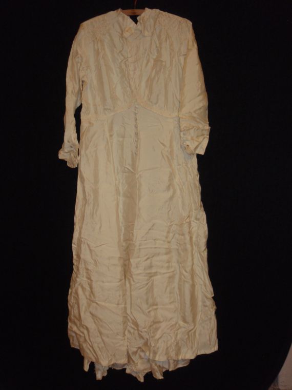 Svatební šaty před restaurováním
Šaty byly ušity kolem roku 1890. Na toto období lze soudit z toho, že měly původně kulaté límečky, ale ty byly kolem r. 1920 přešity na špičaté.
