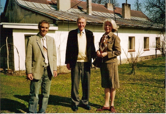 Před rodným domem rytíře Randy s pravnukem prof. Janem Krulišem - Randou a jeho manželkou
