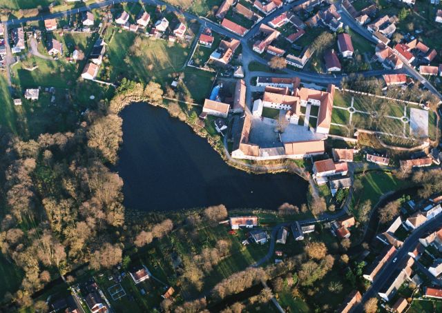 Hrádek - střed obce - zámek a mlýnský rybník
