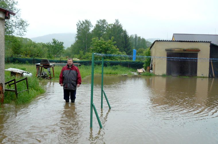 Jarda předvádí stav vody. Dál se neodváží, je tam více než půl metru.
