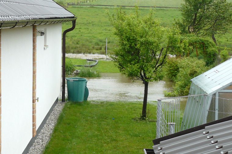 Potok na zahradě Černých z druhé strany domku
