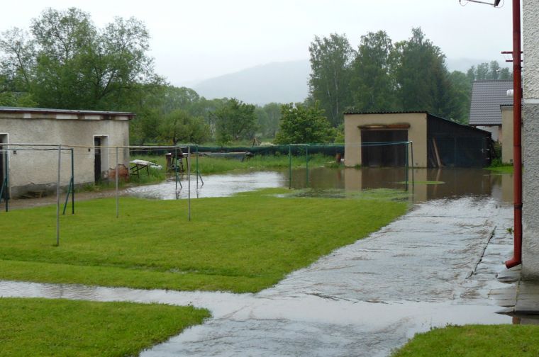 Voda z potoka se dostala až pod bytovky Dešenice čp.186 a 187.
