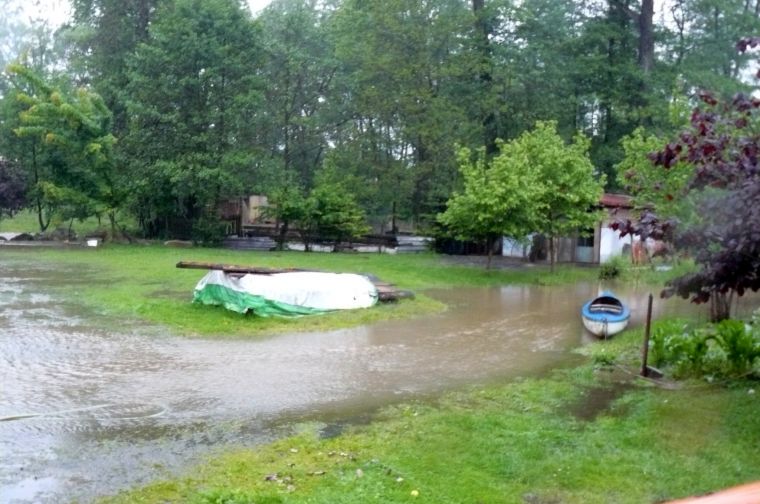 U Jakubců v Milencích Kanoe tam měli náhodou, nejezdili na ní po zahradě. Ale mohli by.
