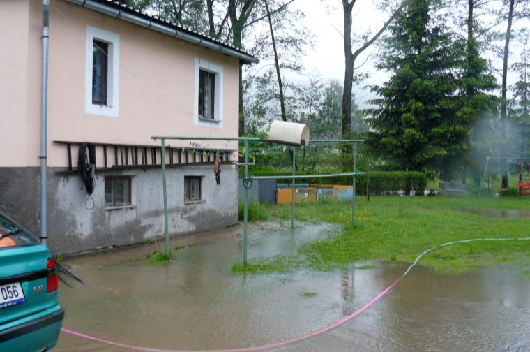 Jakubcům se potok rozlil okolo domu.
