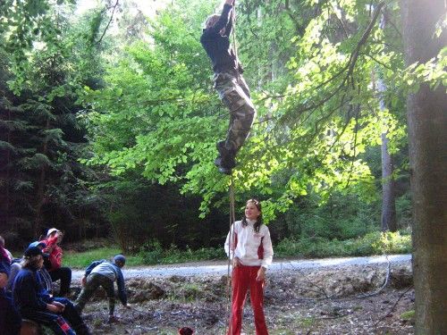 2010.9.6.-7. Školní výlet 6.A,B - Rudolfova Pila
šplh po laně pro indicii
