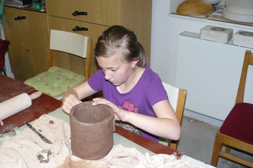 Malá Peťka s obrovským tužkovníkem
