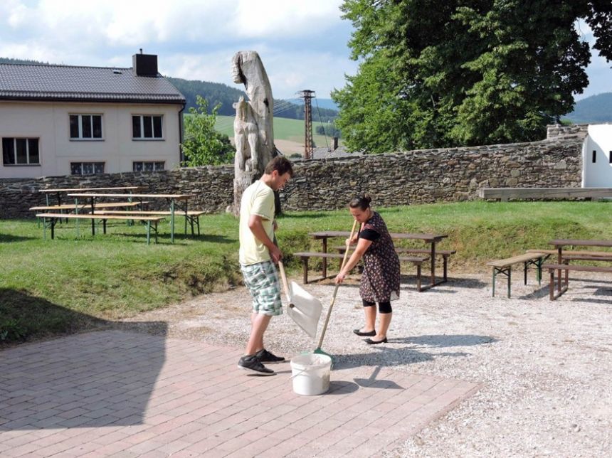 Hned v neděli ráno pořadatelé sklidili každé smítko z předchozího večera
