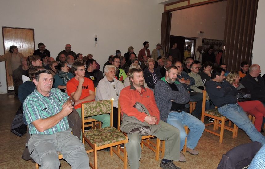 Volba starosty přilákala do kulturního domu v Dešenicích nevídaný počet obyvatel  
