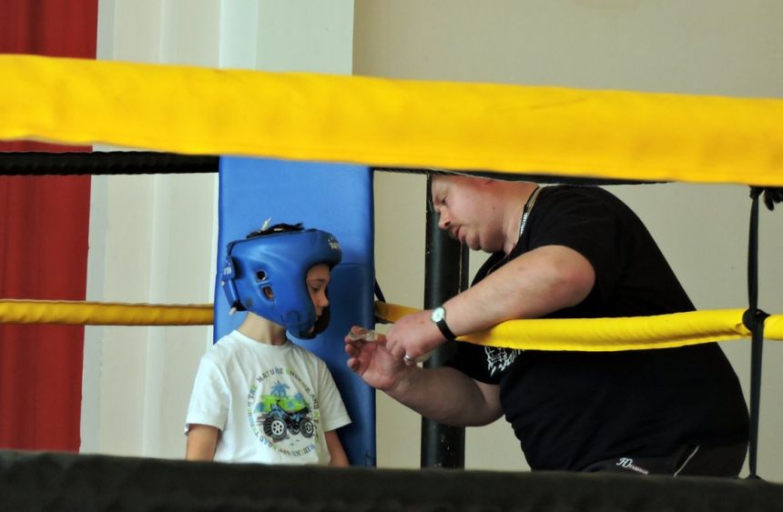 Jeden z nejmenších boxerů, absolvet první třídy základní školy
