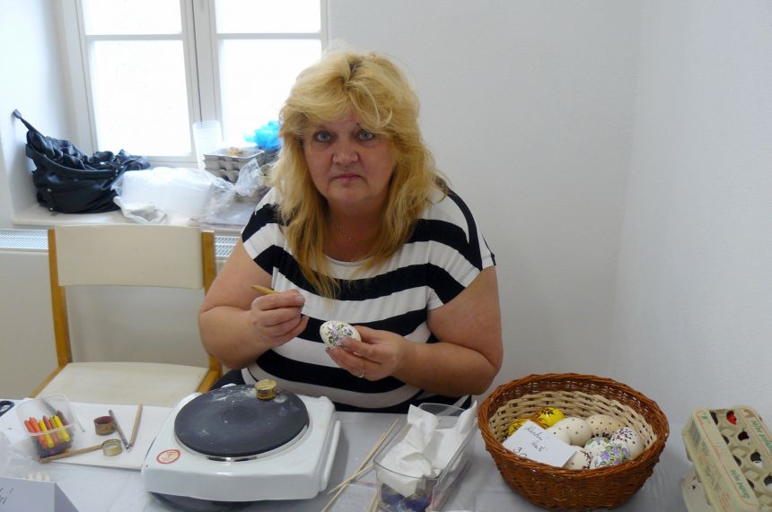 Ivana Sýkorová při tvorbě madeirových vajíček
